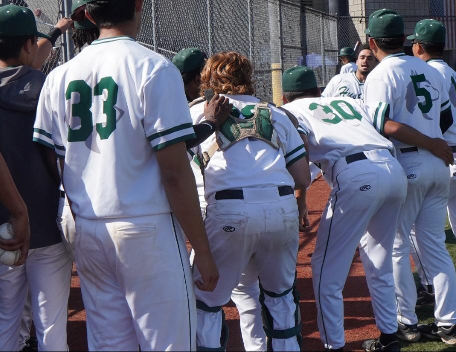 Huskies Beat Roadrunners in Home Finale