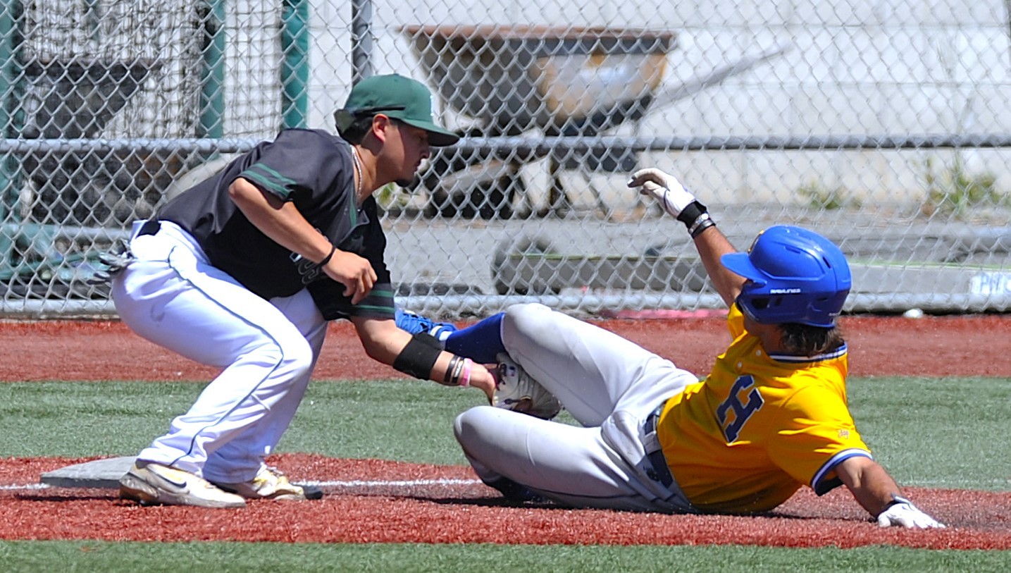 Huskies Sweep Seahawks