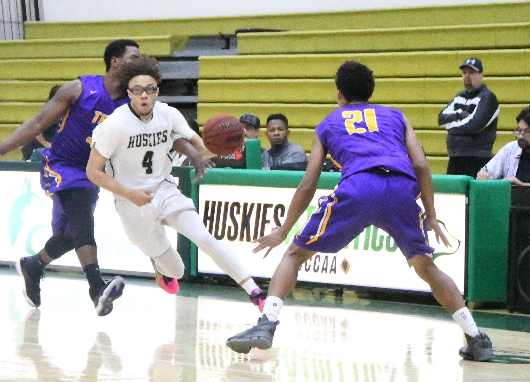 Sophomore guard Chandler Redix drives through traffic in a big  home win against L.A. Trade Tech. (Photo by DeeDee Jackson)