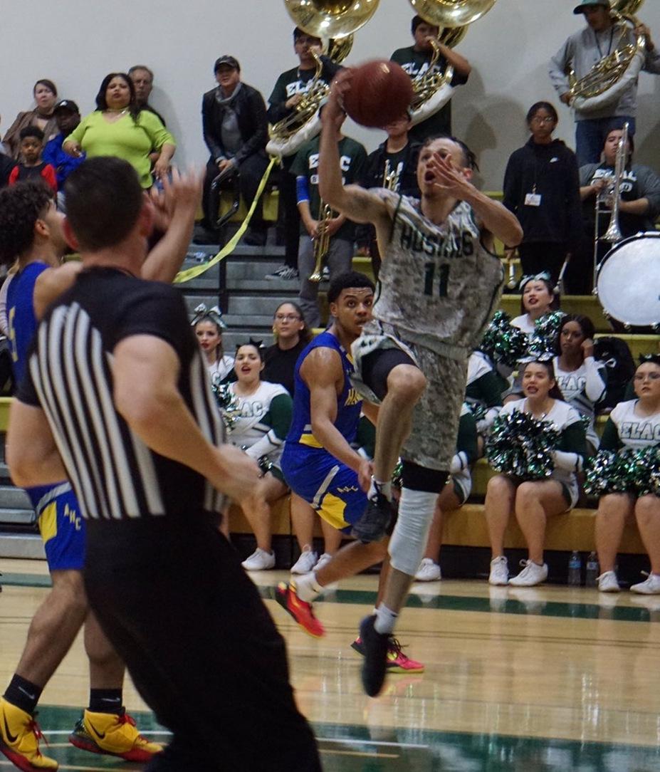 Huskies Nip Bulldogs, Advance to State Elite Eight in Lemoore