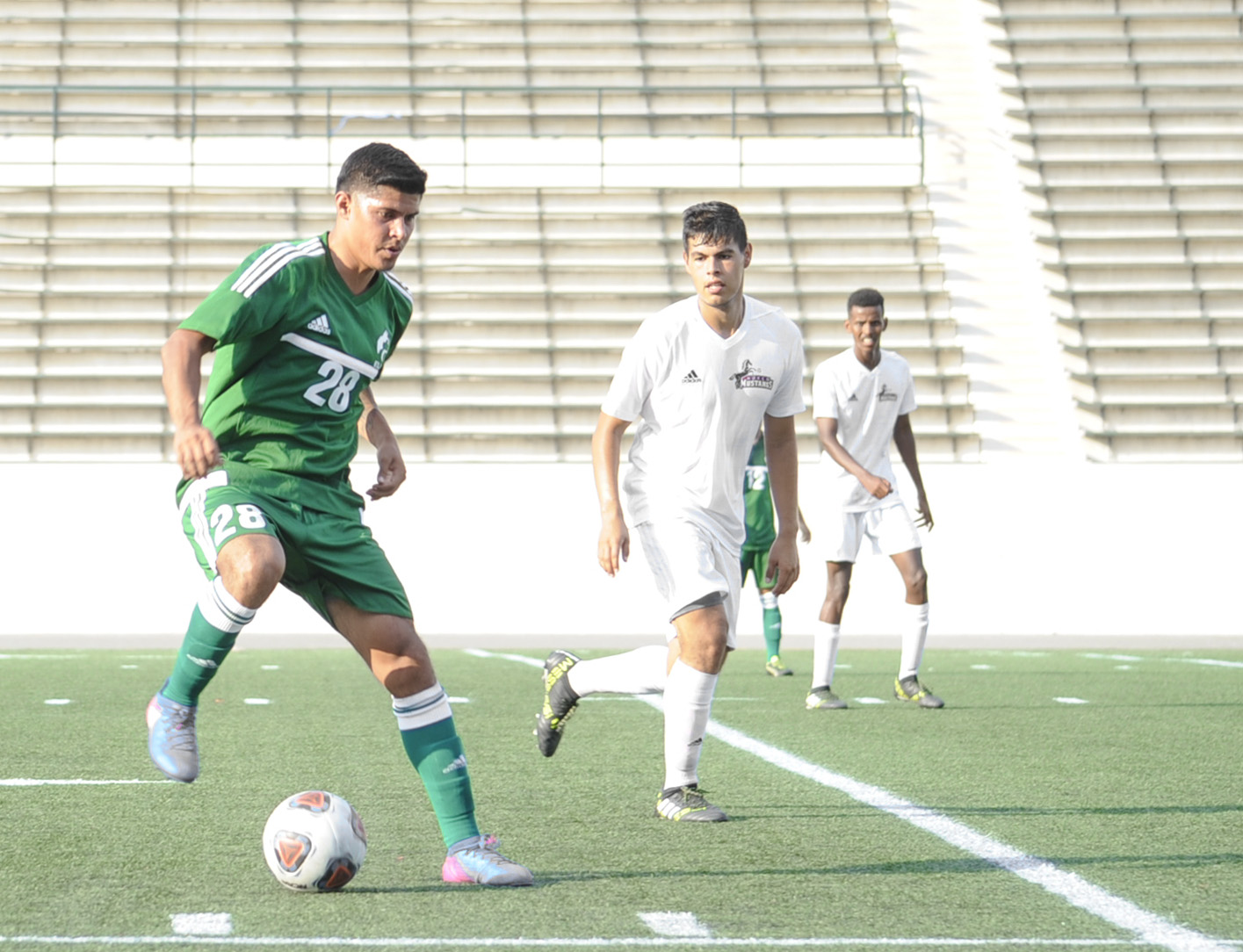 East Los Angeles College men's soccer freshman forward Salvador Alvarez reads the defense before attempting a pass in a 5-0 win vs. Norco College on Sept. 1, 2017. (Photo by Tadzio Garcia)