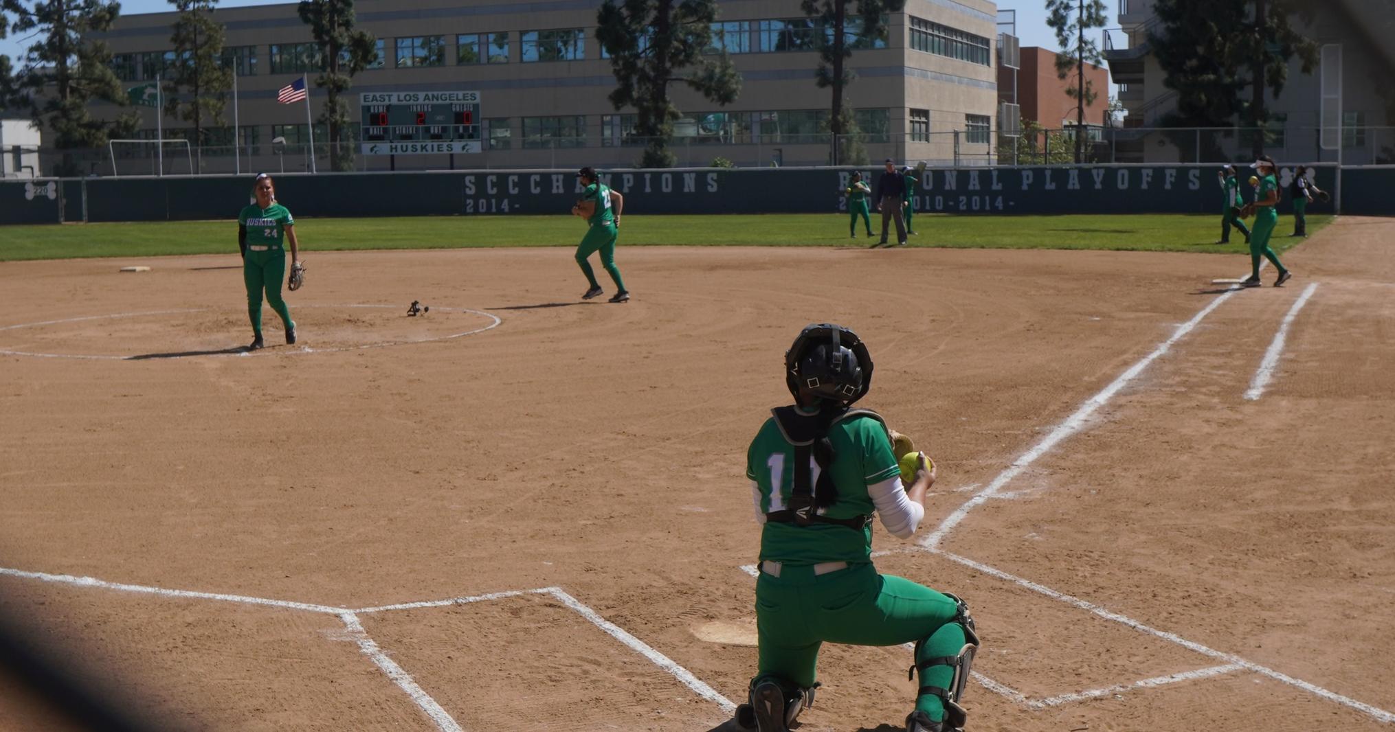 Huskies Keep Playoff Hopes Alive, Nab Roadrunners 5-2