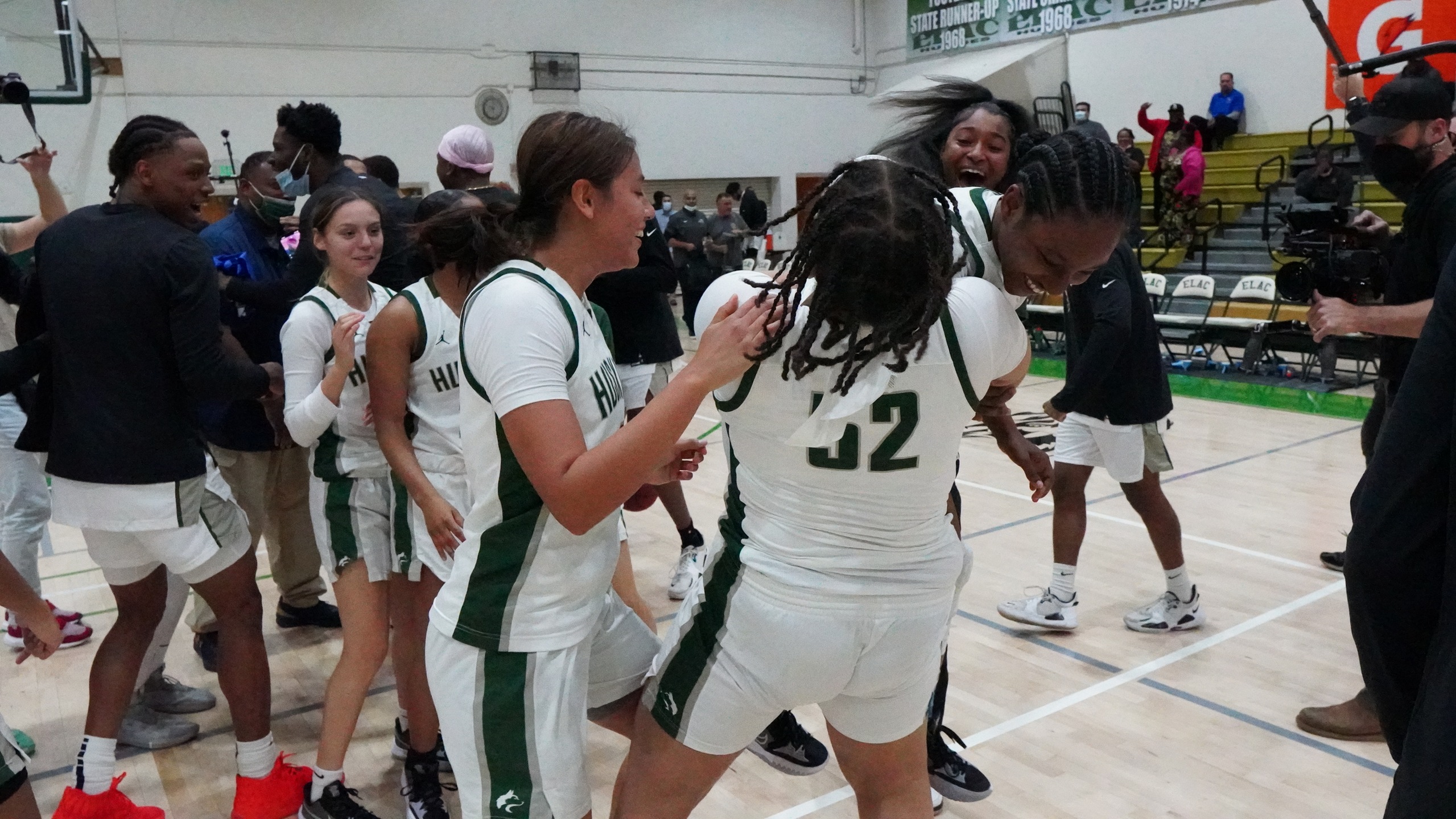Buzzer-Beater Jumper by Kimble-Gray Sends Huskies to Next Round