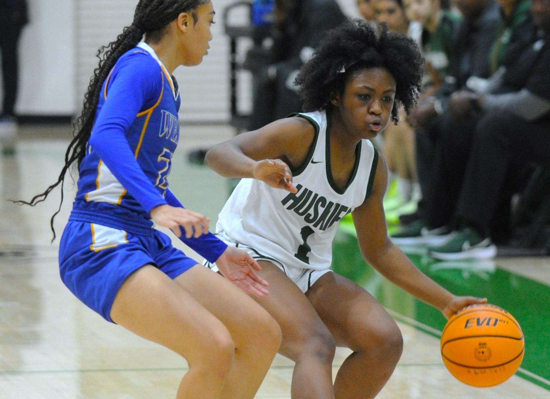 Late Free Throws End Skid as Huskies Clip Wildcats