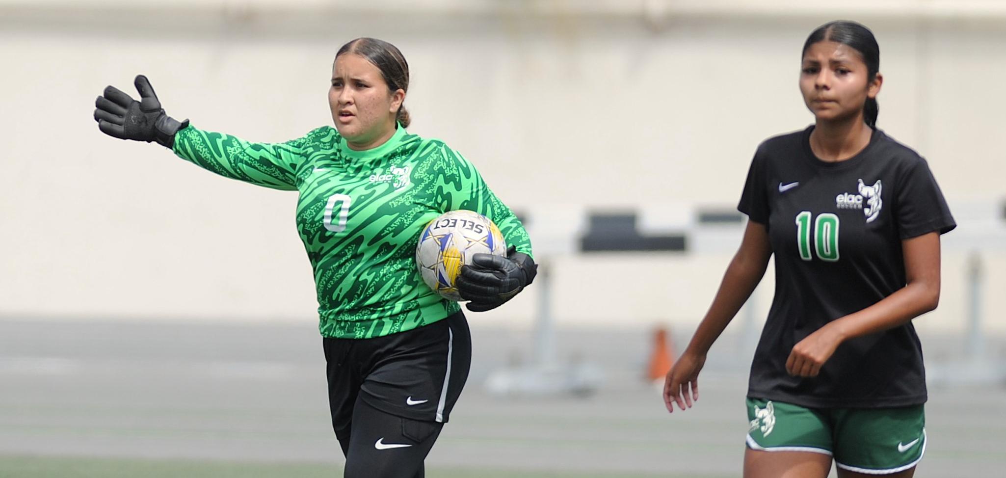Huskies Score Go-Ahead in 2nd Half, Hold on to Clip Condors